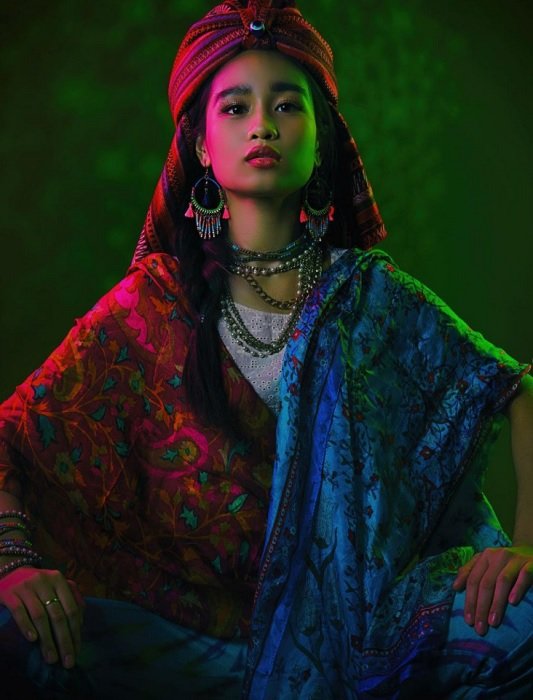портрет молодой девушки в традиционной одежде