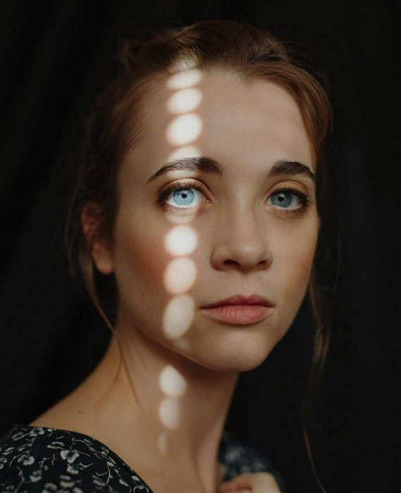 Портрет женщины с голубыми глазами