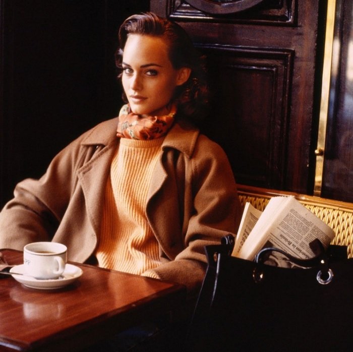 портрет женщины, сидящей в кафе