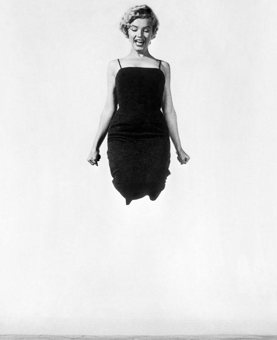 портрет Мэрилин Монро в прыжке