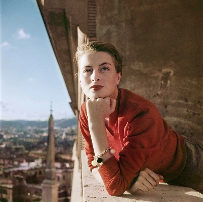 портрет женщины в красной рубашке на балконе