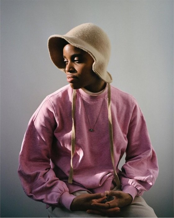 портрет девочки в розовом джемпере и шапке