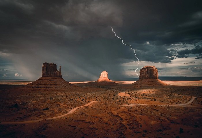Пейзажная стоковая фотография американской пустыни с молниями