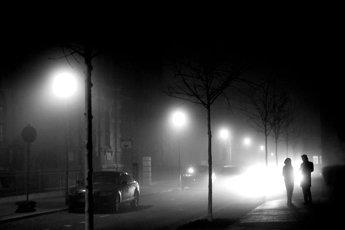 Городская улица, окутанная туманом