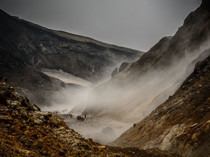 Горная долина, окутанная туманом, как пример туманной фотосессии