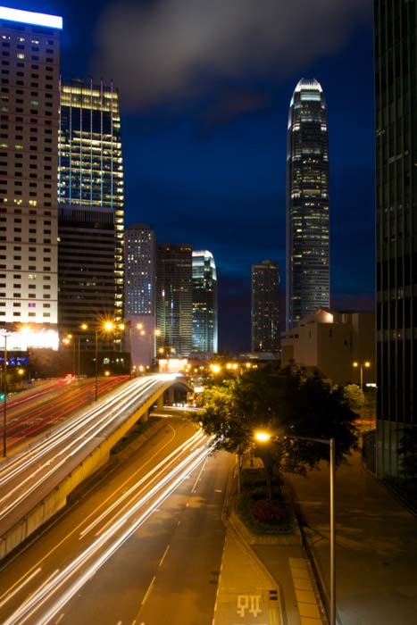 фото небоскребов с длинной выдержкой ночью со световыми следами от уличного движения