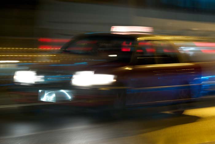 Изображение такси ночью со световыми следами