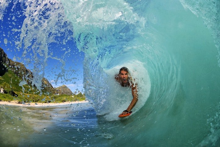 серф-фотография пример серфера, падающего внутрь бочки волны