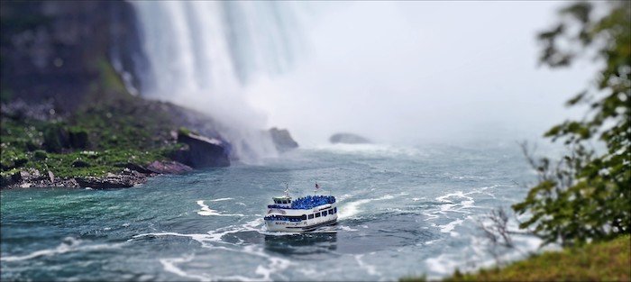 Фотоснимок лодки перед водопадом