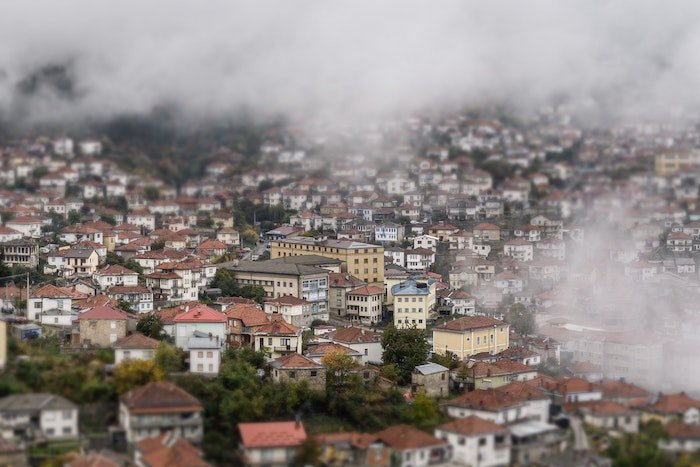 Снимок туманного города, сделанный так, чтобы выглядеть как крошечные модели, как пример тилт-шифт фотографии