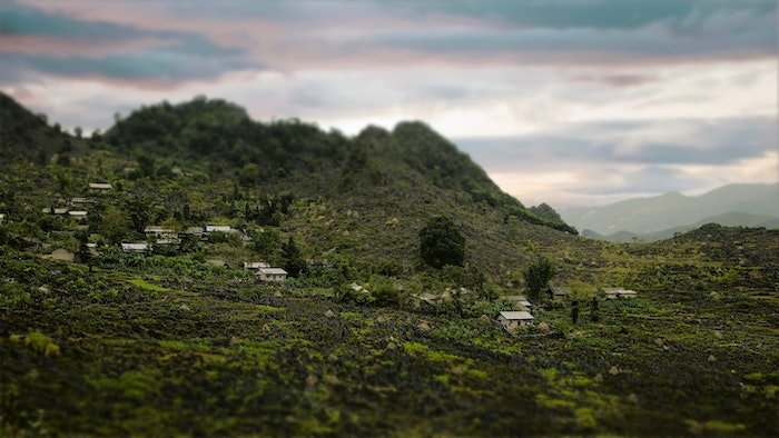 Наклонный снимок деревни в джунглях на склоне холма