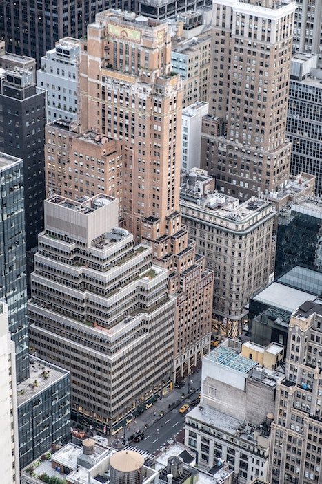 Широкий снимок небоскреба с улицей города внизу как пример 25 уникальных примеров тилт-шифт фотографии