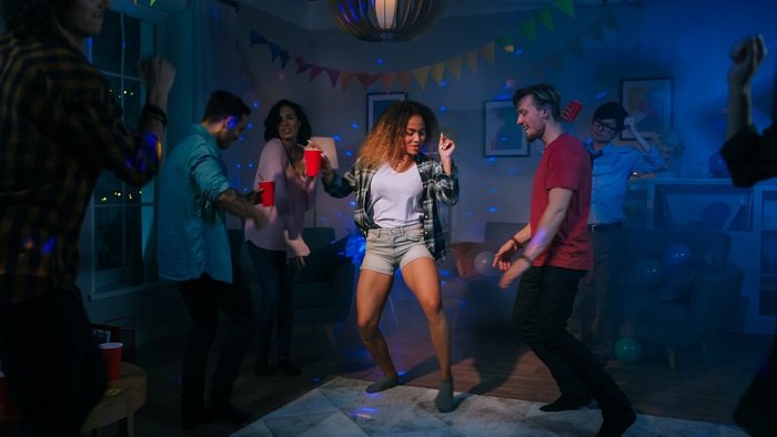 Люди танцуют на домашней вечеринке