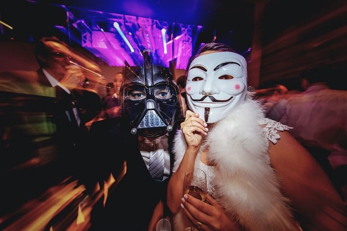 Два человека в масках на вечеринке