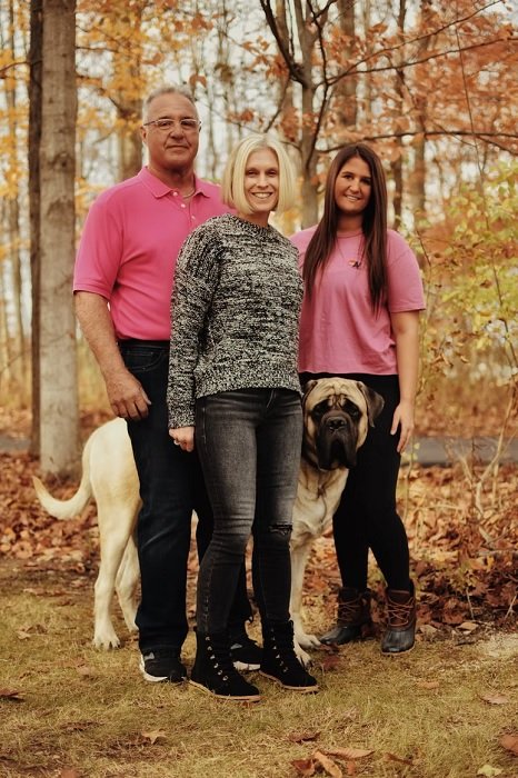 Семейное фото с собакой в лесу
