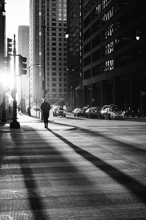 черно-белая фотография городской улицы с длинными тенями