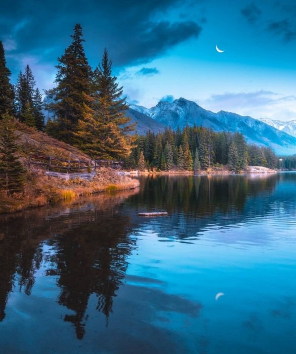Сумеречный снимок гор за озером как пример красивой пейзажной фотографии