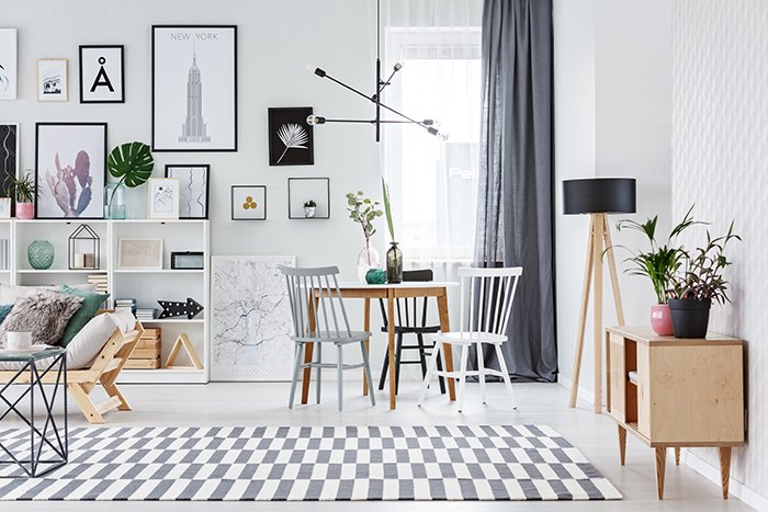 Белая и просторная гостиная с небольшим столиком для фотосессии недвижимости