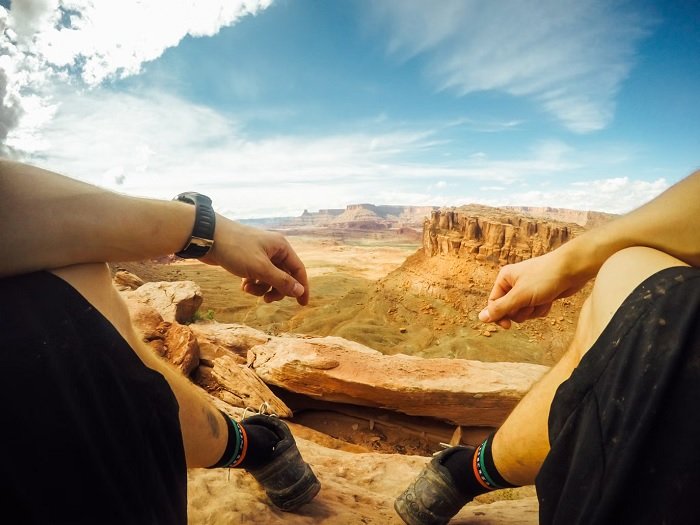 POV-кадр человека, сидящего на вершине каньона, как пример экшн-фотографии