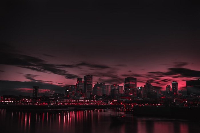 Фотография ночного городского пейзажа с красными огнями