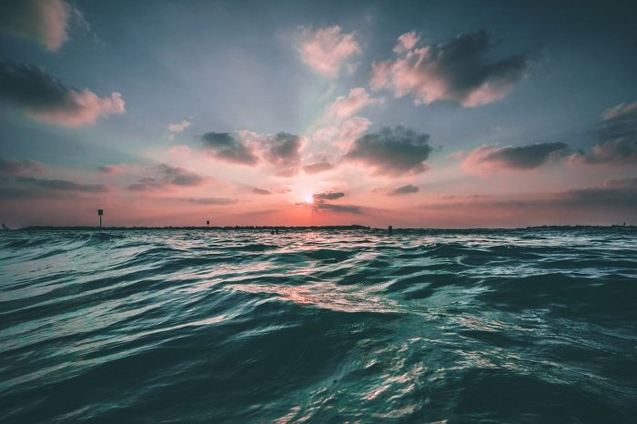 Закат над океаном, показывающий красоту океанской фотографии