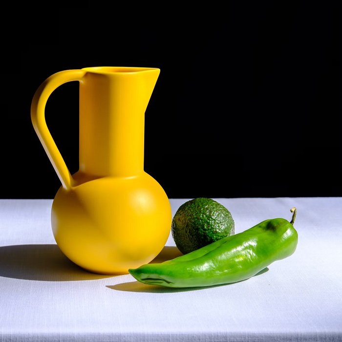 Фотография натюрморта из желтого кувшина, лайма и перца чили