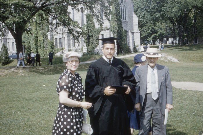 Винатажное фото выпускника, позирующего в парке с родителями