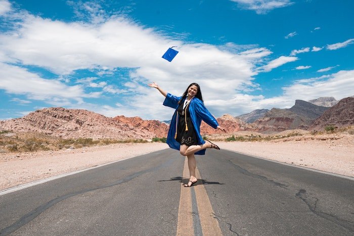 Выпускник школы празднует посреди пустынной дороги