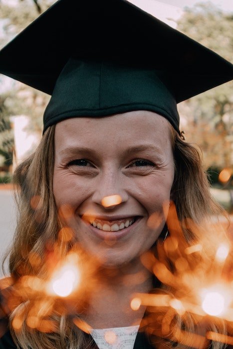 Портрет крупным планом выпускника школы с искрами как уникальная идея для выпускной фотографии