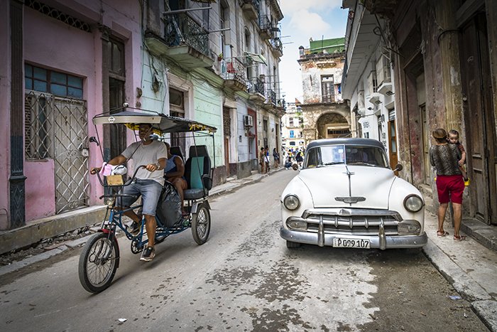 Сцена улицы Кубы в оригинальном цвете