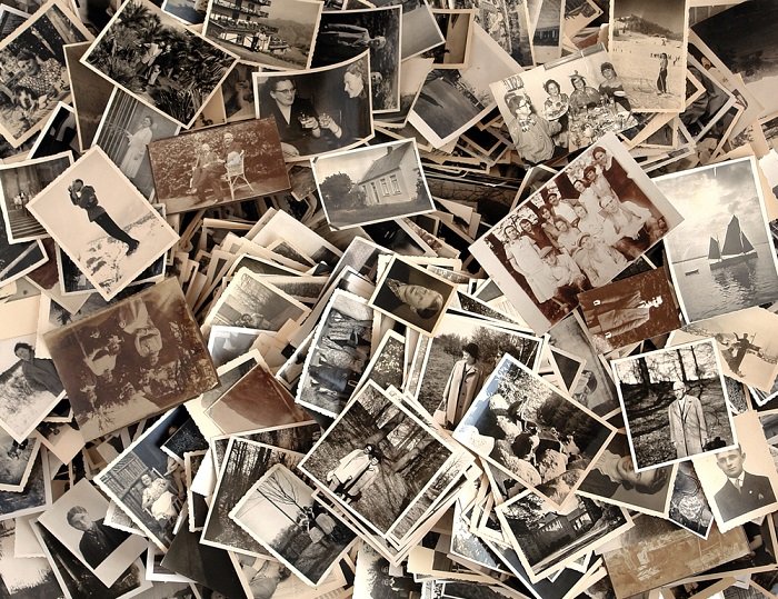Груда старых черно-белых фотографий