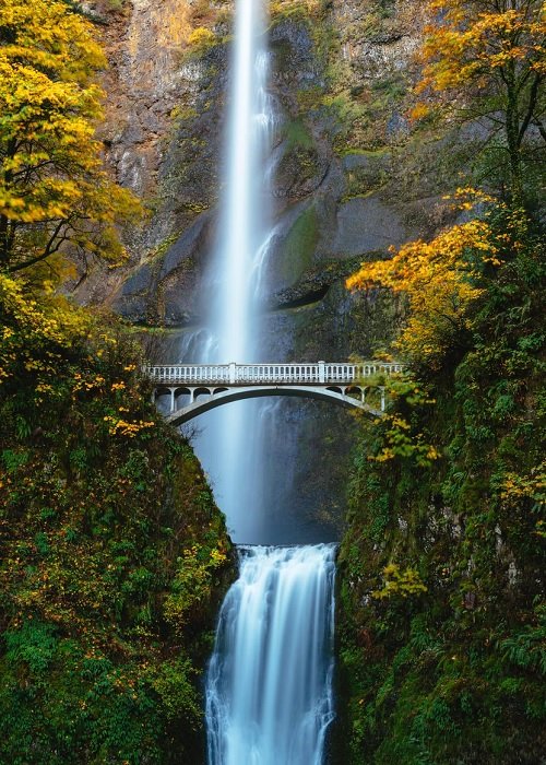 Мост перед водопадом осенью