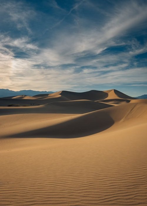 Волнистые песчаные дюны в пустыне