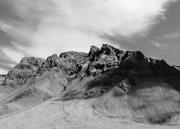 Черно-белая фотография скалистой вершины горы